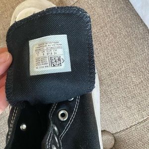 Size 7 chunky black high top Converse